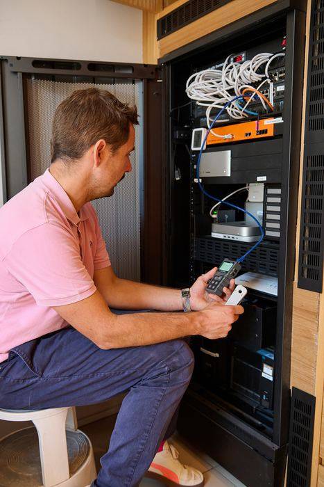 Netzwerkmessung am Serverschrank der Praxis
